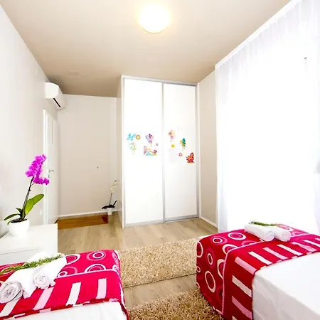 וילה Spacious In Solin, Pool