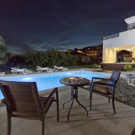 Spacious In Solin, Pool וילה סולין