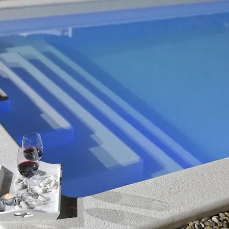 וילה Spacious In Solin, Pool סולין
