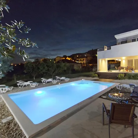 וילה Spacious In Solin, Pool סולין