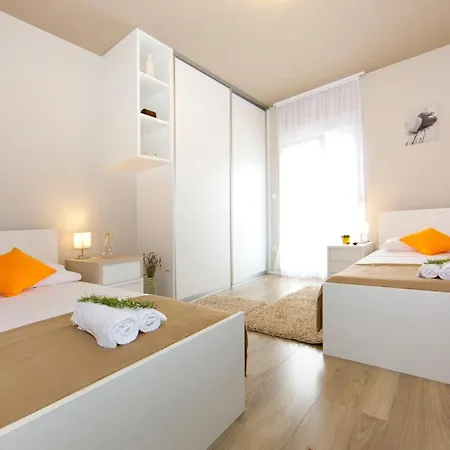 וילה Spacious In Solin, Pool *